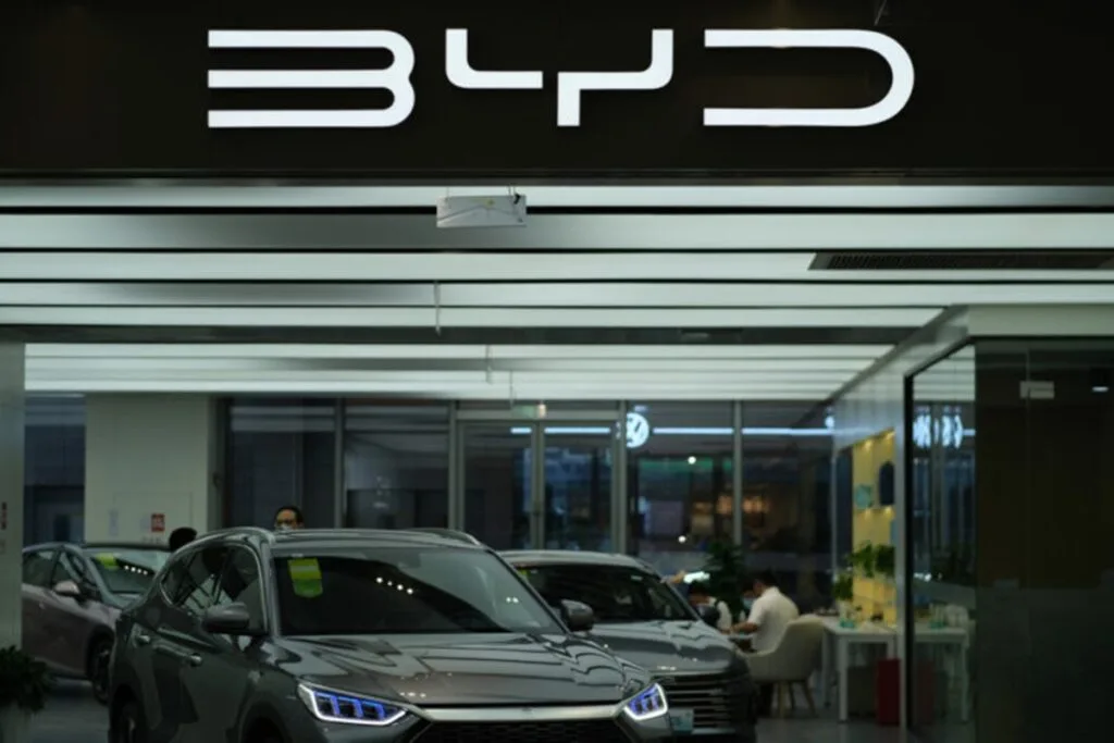 Showroom BYD cu mașini electrice expuse și logo-ul companiei vizibil.