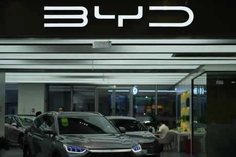 Showroom BYD cu mașini electrice expuse și logo-ul companiei vizibil.