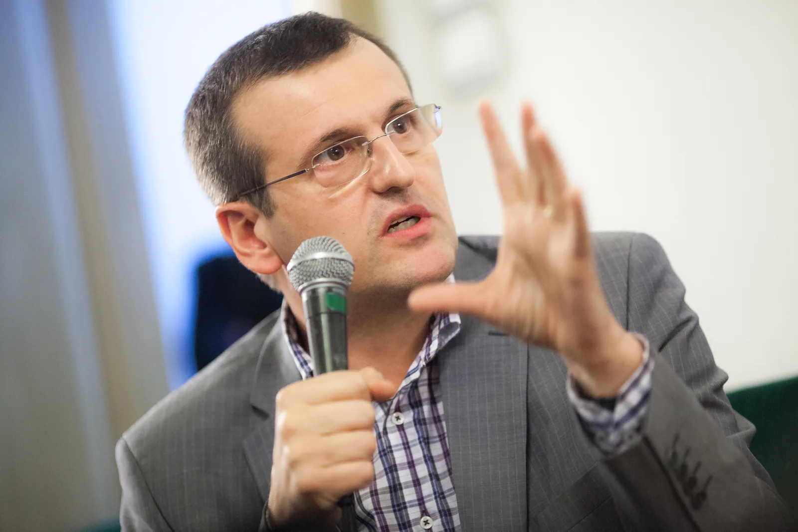 Cristian Preda discută despre valoarea diplomelor de doctorat în contextul austerității.