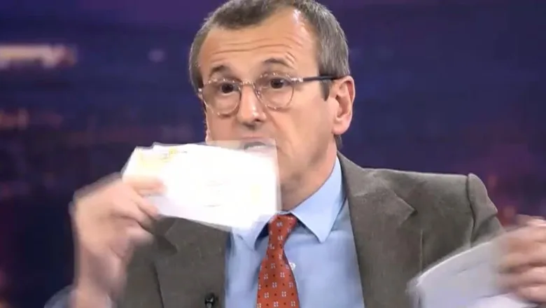 Cristian Preda își rupe diploma de doctor în direct la televizor.