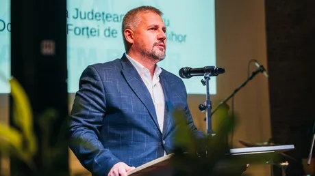 Békési Csaba Lajos susține un discurs la un eveniment oficial.