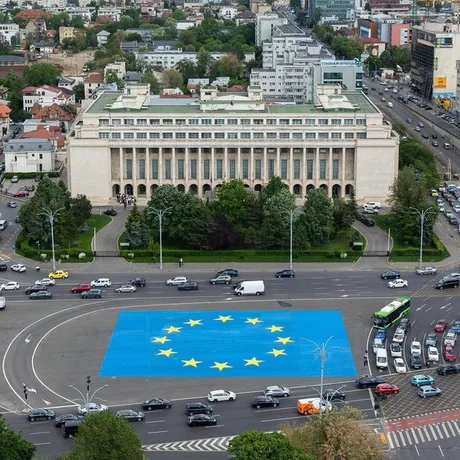 Vedere aeriană a unei piețe cu steagul Uniunii Europene pe asfalt.