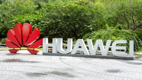 Logo-ul Huawei într-un peisaj verde, simbolizând inovația tehnologică.
