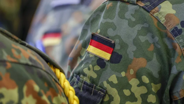 Uniformă militară germană cu steagul național pe umăr.