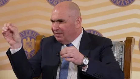 Premierul Bolojan explicând despre ceasul său, subliniind accesibilitatea acestuia.