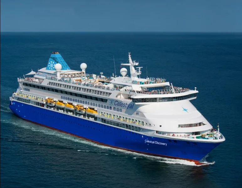 Vasul de croazieră Celestyal Discovery navighează pe marea calmă.