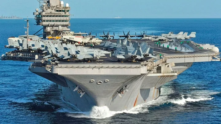 Portavionul USS Abraham Lincoln navigând pe Marea Arabiei, cu avioane de vânătoare pe punte.