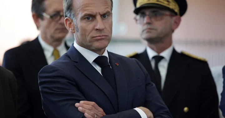 Emmanuel Macron la o ceremonie oficială, cu o expresie serioasă.