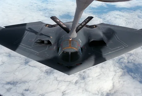 Avion militar american zburând deasupra norilor, în misiune de recunoaștere.
