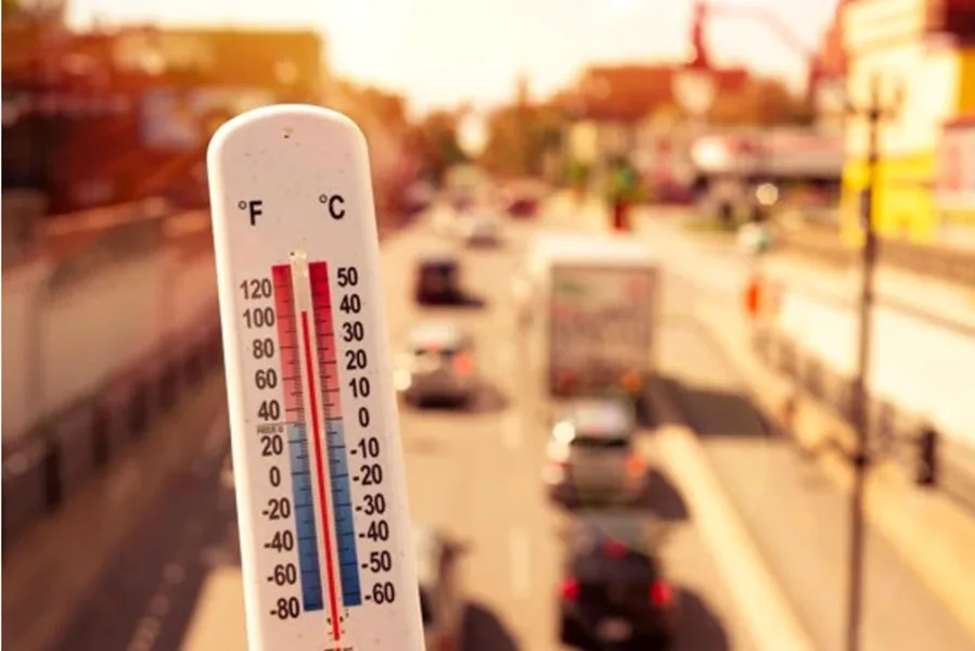 Termometru pe stradă, indicând temperaturi ridicate în oraș.