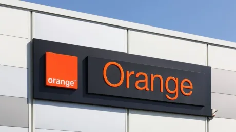 Logo-ul Orange România pe un fundal modern și luminos.