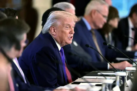 Donald Trump discutând opțiuni de intervenție în Iran, în cadrul unei întâlniri.