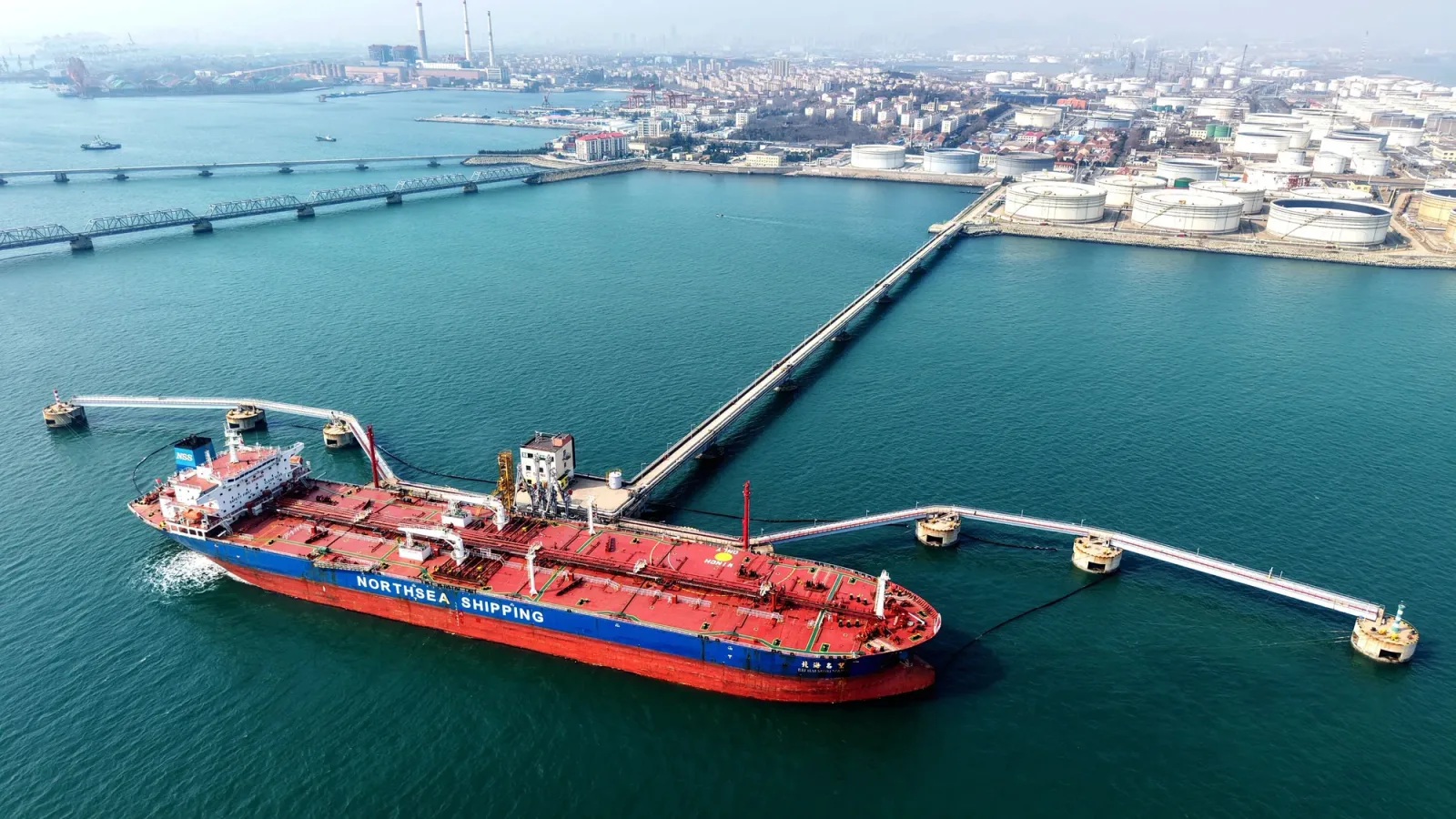 Vapor de marfă în port, transportând resurse energetice importante.