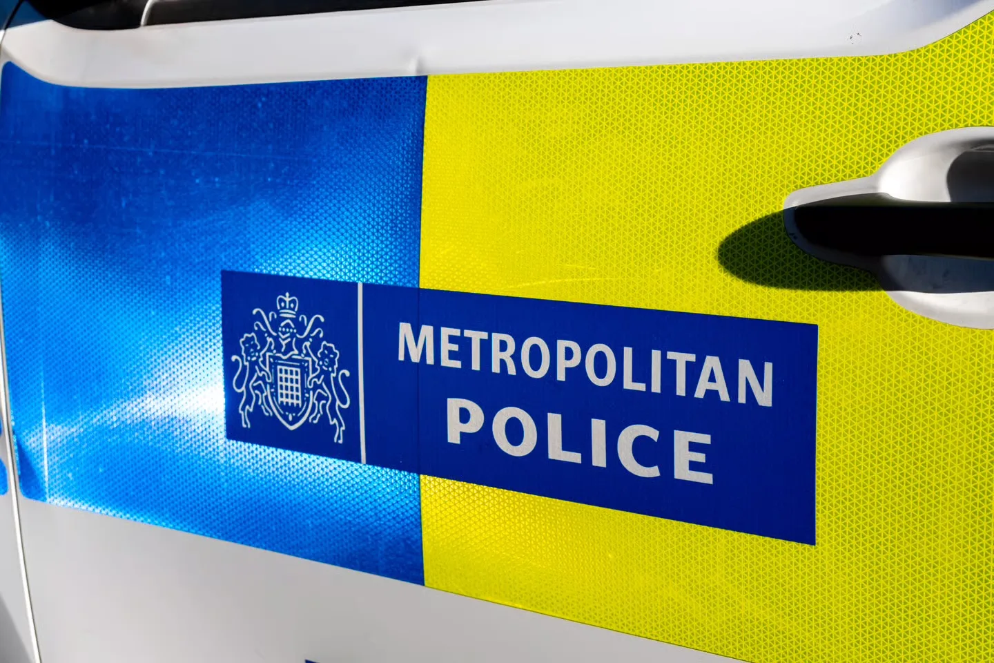 Logo-ul Poliției Metropolitane din Londra pe un vehicul de intervenție.