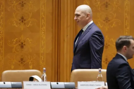 Ilie Bolojan la o întâlnire oficială, discutând despre criza guvernamentală.
