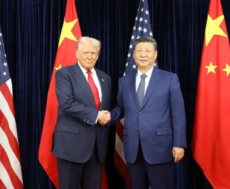 Donald Trump și Xi Jinping se salută într-un cadru oficial.