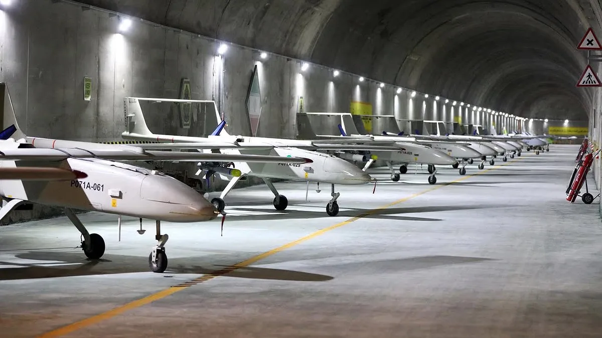 Drone militare stocate într-un tunel subteran, evidențiind riscurile regionale.