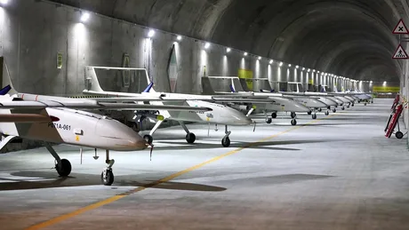 Drone militare stocate într-un tunel subteran, evidențiind riscurile regionale.