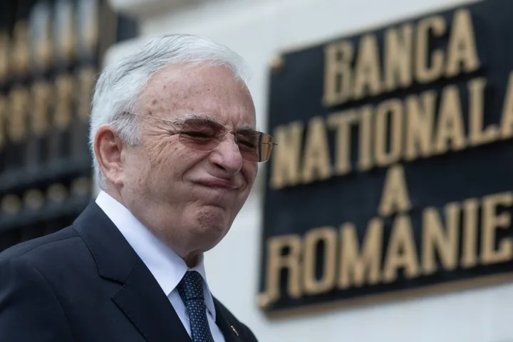 Mugur Isărescu discută despre provocările din piața financiară românească.