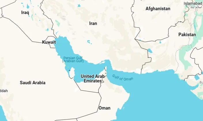 Petroliere iraniene navigând prin Strâmtoarea Ormuz în ciuda sancțiunilor americane.