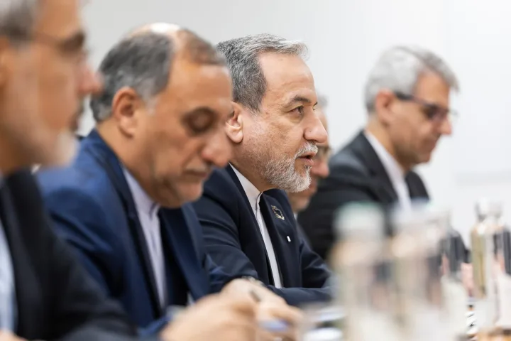 Reuniune diplomatică între oficialii iranieni și americani.