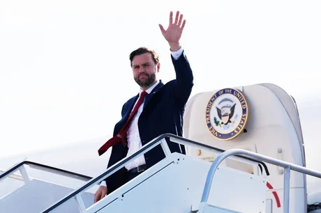 JD Vance salutând înainte de vizita în Ungaria pentru alegeri.