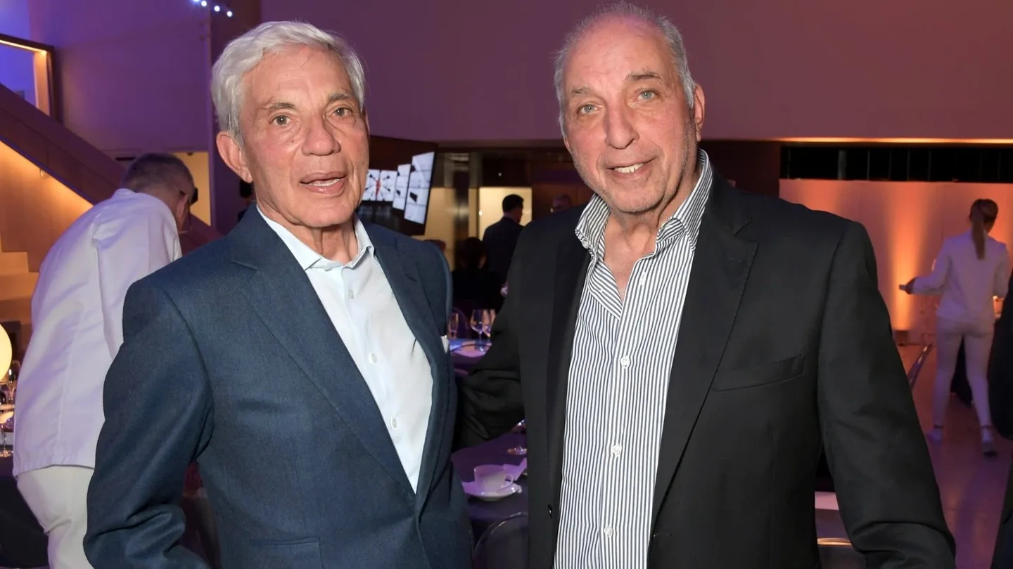 Frații Reuben discutând despre proiecte imobiliare în România.