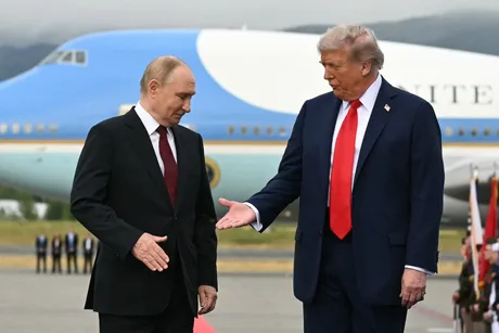 Liderii Rusiei și Statelor Unite discutând despre Ucraina la summitul din Alaska.