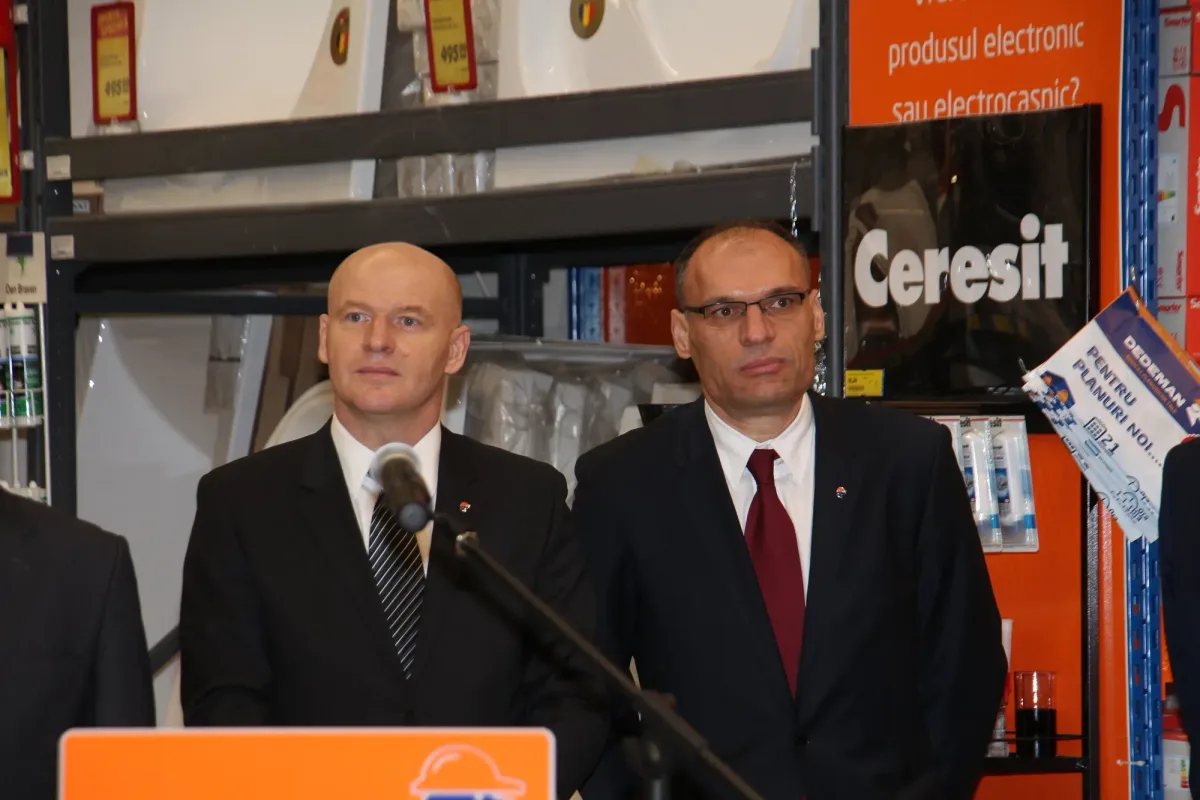 Dragoș Păvăl și un coleg la anunțul majorării capitalului social.