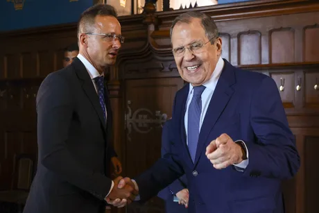 Peter Szijjarto și Serghei Lavrov la o întâlnire oficială.