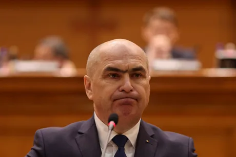 Ilie Bolojan discutând despre măsurile fiscale în Parlament.