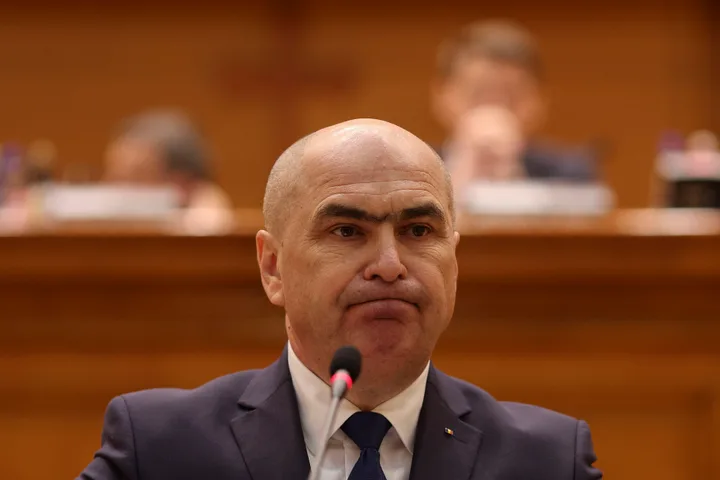 Ilie Bolojan discutând despre măsurile fiscale în Parlament.
