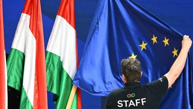 Arborarea drapelului Uniunii Europene pe Parlamentul Ungariei, simbol al schimbării relațiilor cu UE.