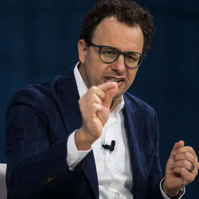 Un bărbat discută despre inteligența artificială într-un cadru profesional.