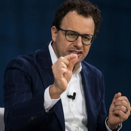 Un bărbat discută despre inteligența artificială într-un cadru profesional.