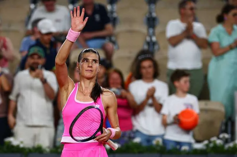 Sorana Cîrstea salută publicul după victoria de la Roland Garros.