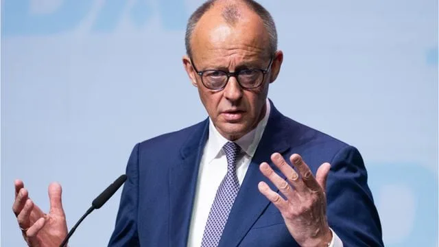 Friedrich Merz discutând despre pensii la o conferință.