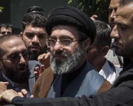 Mojtaba Khamenei, noul lider suprem al Iranului, înconjurat de susținători.