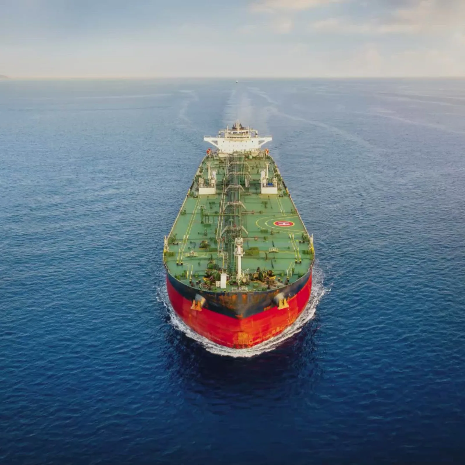 Nava de transport maritim pe un ocean calm, încărcată cu petrol.