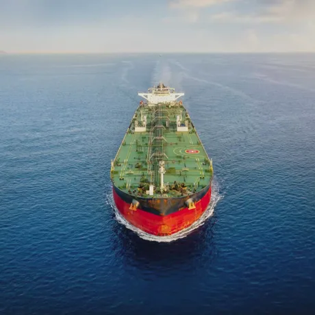 Nava de transport maritim pe un ocean calm, încărcată cu petrol.