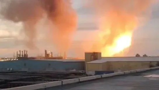 Foc și fum deasupra rafinăriei din Bahrain după atacuri recente.