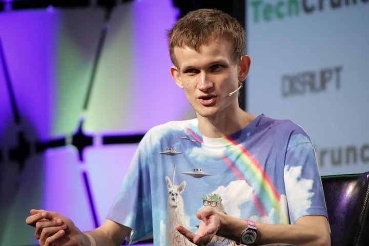 Vitalik Buterin discutând despre strategia Ethereum în fața provocărilor pieței.