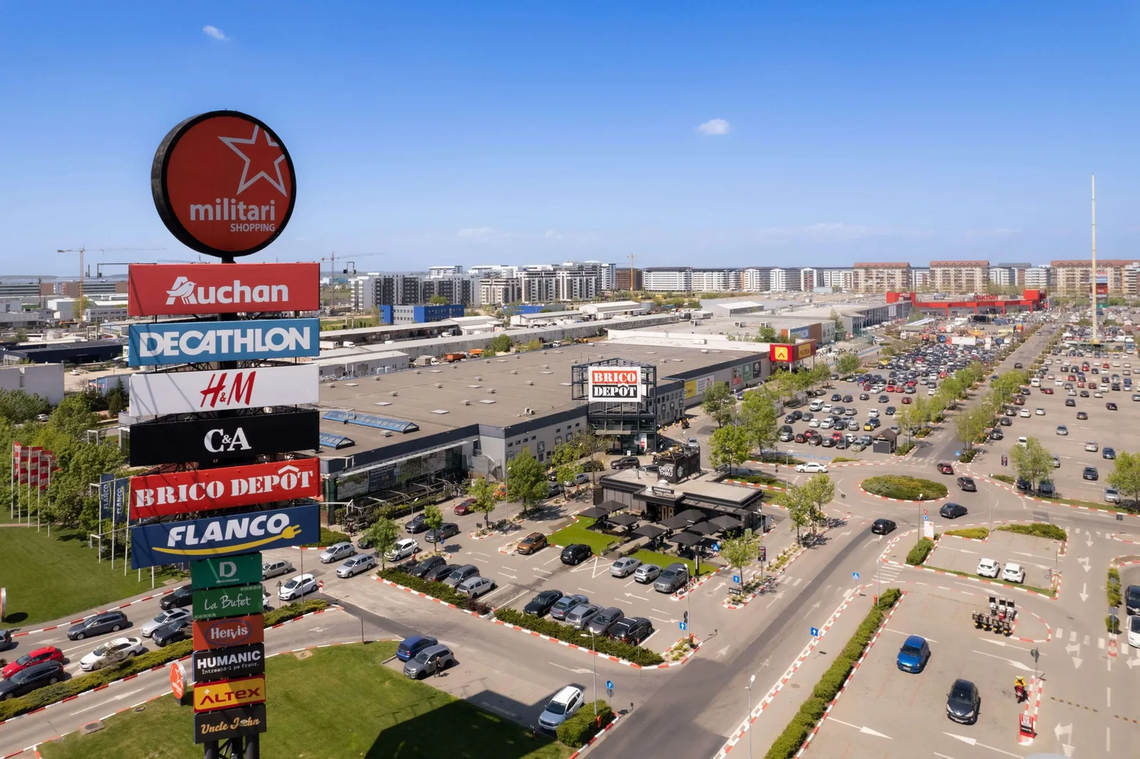Vedere panoramică a unui centru comercial modern din România.