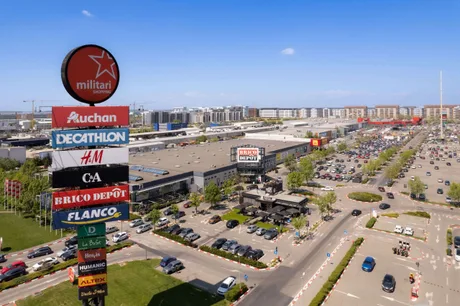 Vedere panoramică a unui centru comercial modern din România.