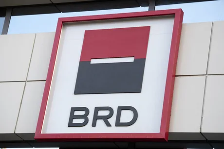 Logo-ul BRD pe fațada unei clădiri, simbolizând banca.