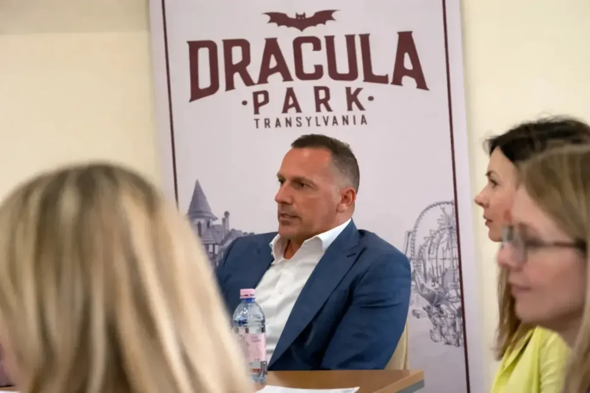 Omul de afaceri discutând despre proiectul Dracula Park.
