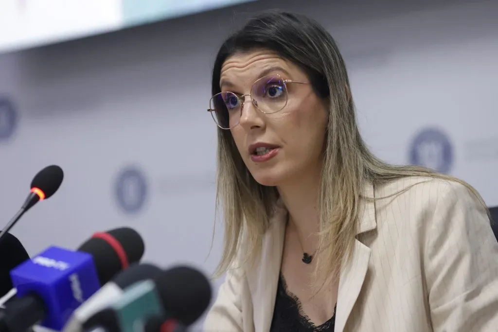 Diana Buzoianu discutând despre proiectele de mediu în Senat.