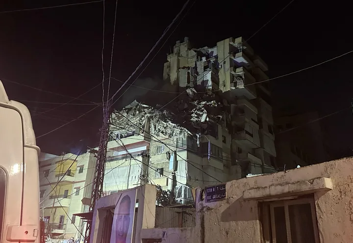 Clădire distrusă în urma atacului israelian asupra suburbiilor Beirutului.