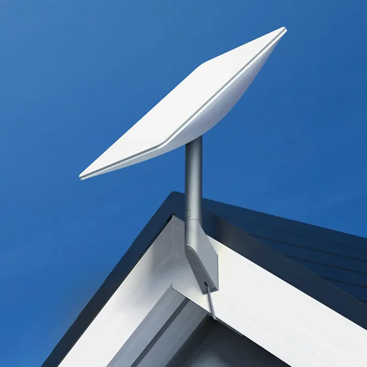 Antenă Starlink montată pe acoperiș, pentru internet prin satelit.