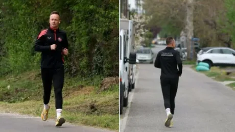 Peter Szijjarto alergând în echipamentul FK Csíkszereda pe o stradă din Dunakeszi.
